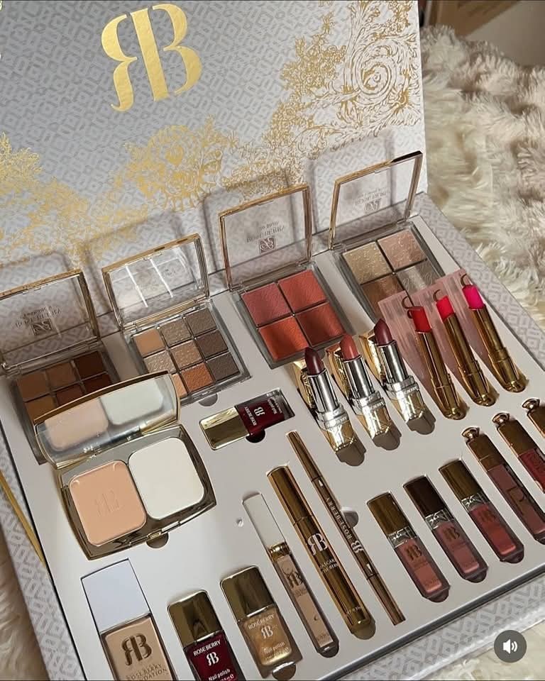 مجموعة مكياج روز بيري الذهبية